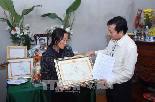 Truy tặng Bằng khen của Trưởng ban Chỉ đạo Trung ương về phòng chống thiên tai cho Nhà báo Đinh Hữu Dư ảnh 1