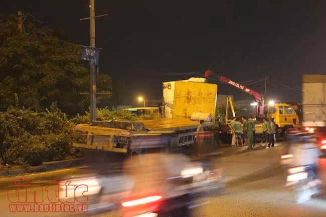 Xe đầu kéo đâm nát dải phân cách do tài xế ngủ gật ảnh 3