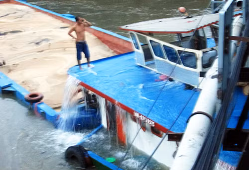 Sà lan chìm sau khi đâm vào cầu Rạch Đĩa 1 ảnh 1