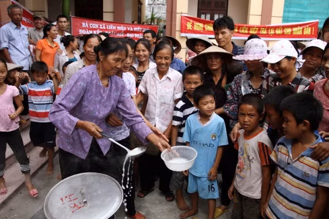 Hà Nội xử vụ hàng trăm người đặt bếp nấu cháo trước Ủy ban xã ảnh 1