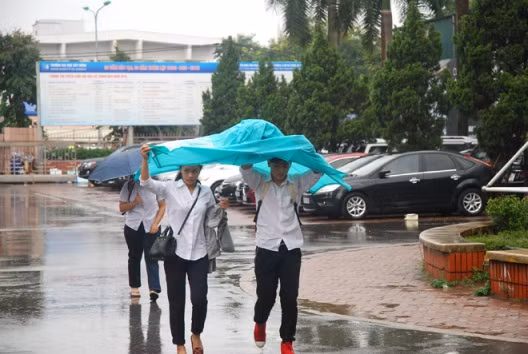 Nhiều khu vực mưa dông trong ngày thi đầu tiên ảnh 1