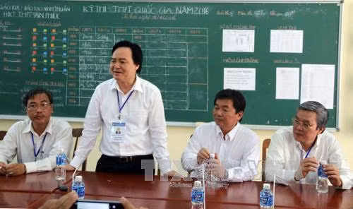 Bộ trưởng Phùng Xuân Nhạ kiểm tra đột xuất các điểm thi ảnh 1