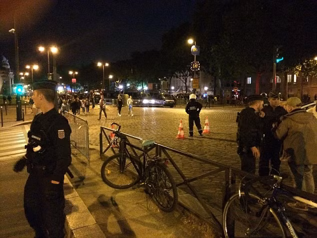 Nổ ở fanzone Paris, nhiều người bị thương ảnh 1