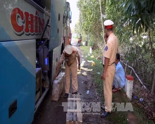 Lô "vũ khí quân dụng" trên xe khách là mô hình học cụ ảnh 1