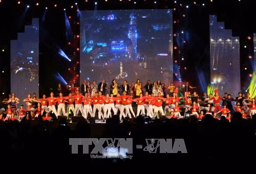 Rộn ràng chào Năm mới 2018 khắp mọi miền Tổ quốc ảnh 6