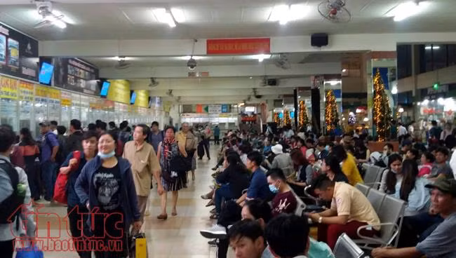 Người dân ùn ùn về quê nghỉ Tết, các cửa ngõ TP Hồ Chí Minh ùn ứ ảnh 4