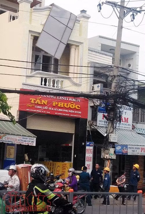 Gắn biển quảng cáo, 3 công nhân bị điện giật bất tỉnh ảnh 2
