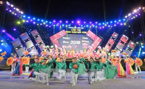 Rộn ràng chào Năm mới 2018 khắp mọi miền Tổ quốc ảnh 2