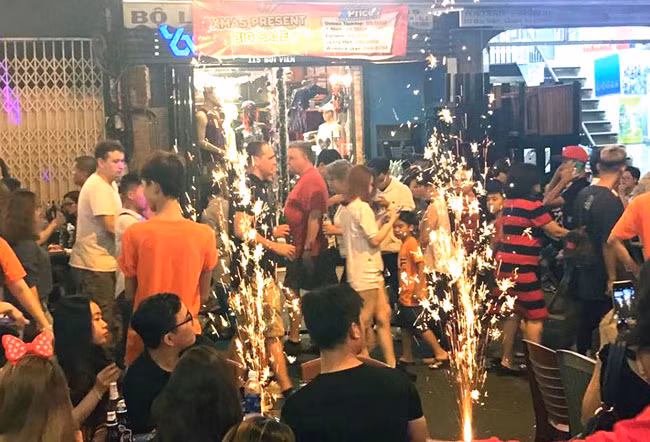 Người dân TP Hồ Chí Minh đổ xuống đường vui countdown và đón Năm mới ảnh 9