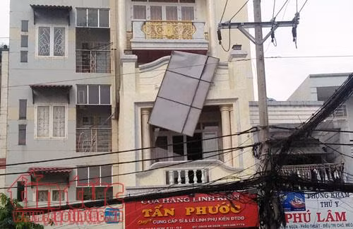 Gắn biển quảng cáo, 3 công nhân bị điện giật bất tỉnh ảnh 1