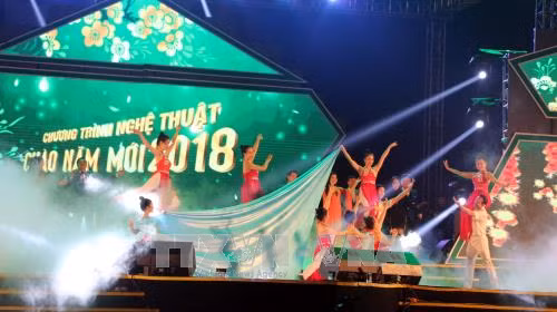 Rộn ràng chào Năm mới 2018 khắp mọi miền Tổ quốc ảnh 7