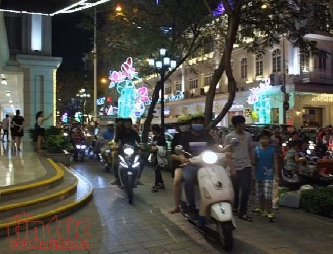 Người dân TP Hồ Chí Minh đổ xuống đường vui countdown và đón Năm mới ảnh 2