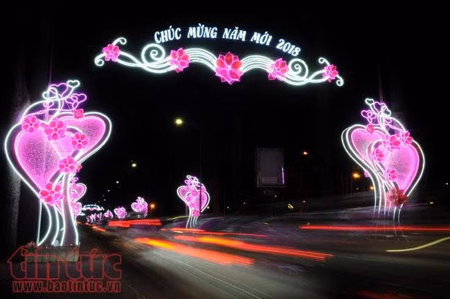 Ngắm hoa bồ công anh khổng lồ lung linh trên đường phố Sài Gòn về đêm ảnh 7