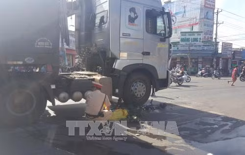 Người đàn ông đi xe đạp điện chết thảm dưới bánh xe container ảnh 1