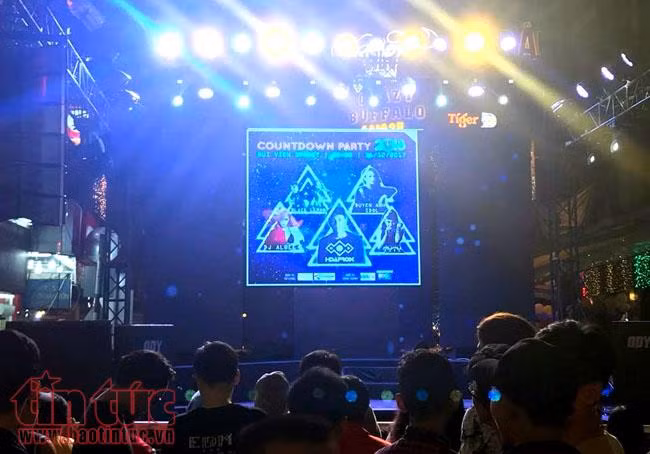 Người dân TP Hồ Chí Minh đổ xuống đường vui countdown và đón Năm mới ảnh 7