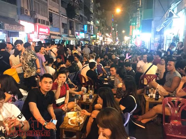 Người dân TP Hồ Chí Minh đổ xuống đường vui countdown và đón Năm mới ảnh 6