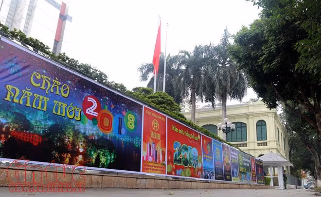 Hà Nội rực rỡ cờ hoa đón năm mới Mậu Tuất ảnh 12