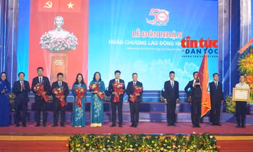 Phó Thủ tướng Lê Tiến Châu và Thứ trưởng Bộ Giáo dục và Đào tạo Nguyễn Thị Quyên Thanh trao Huân chương Lao động hạng Nhất cho nhà trường.