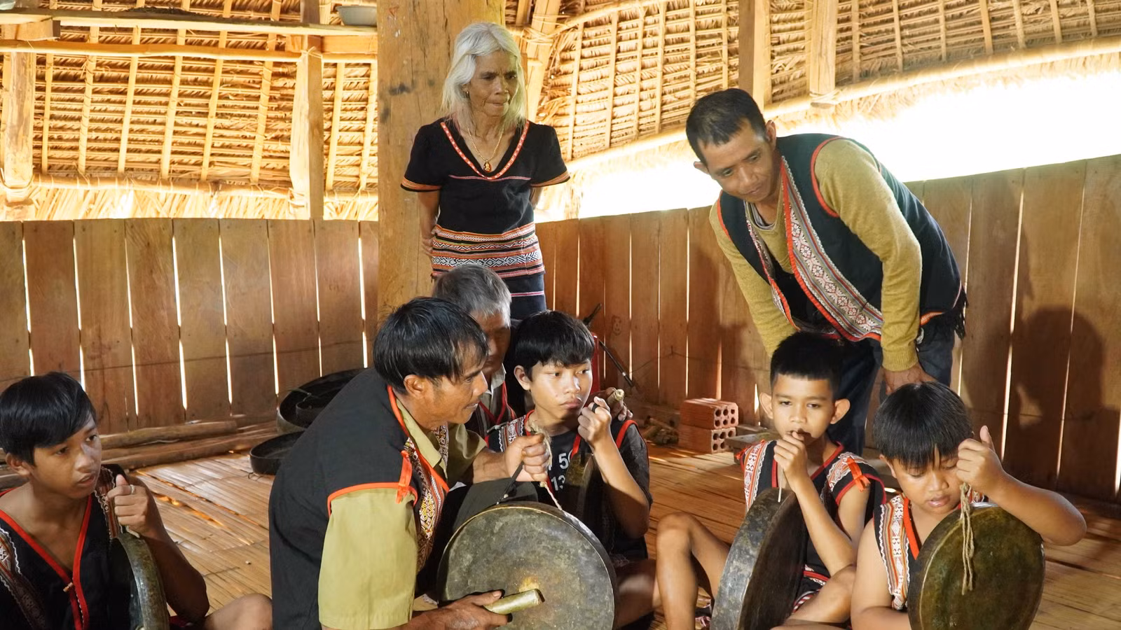 Giữ tiếng cồng chiêng, trao truyền điệu múa xoang