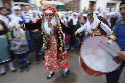Lễ cưới truyền thống lạ mắt tại Bulgaria ảnh 2