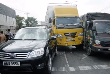 TP. HCM: Xe tải lao vào hai ô tô dừng đèn đỏ ảnh 1