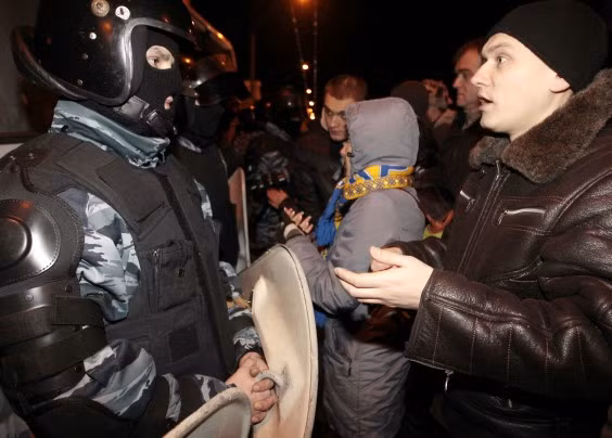 Người Ukraine lại biểu tình sau khi thủ lĩnh ăn dùi cui ảnh 1