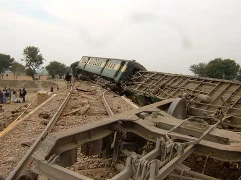 Đánh bom đoàn xe quân sự Pakistan, 22 lính thiệt mạng ảnh 1