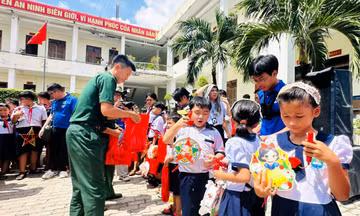 Trao quà Trung thu cho thiếu nhi có hoàn cảnh khó khăn tại Thạnh An