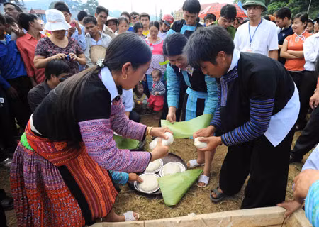 Người Mông thi làm bánh dày dịp Tết Độc lập ảnh 3
