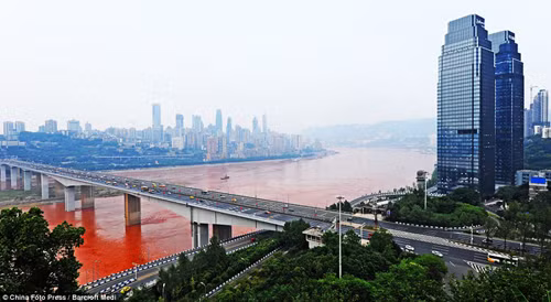 Sông Dương Tử chuyển màu đỏ cam kỳ lạ ảnh 4