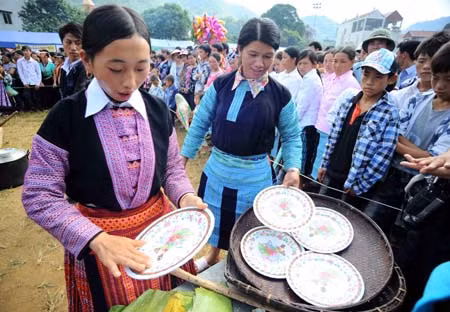 Độc đáo với phần thi làm bánh dày của người Mông ảnh 7