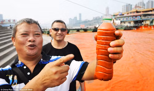 Sông Dương Tử chuyển màu đỏ cam kỳ lạ ảnh 5