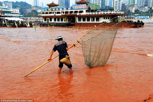 Sông Dương Tử chuyển màu đỏ cam kỳ lạ ảnh 3