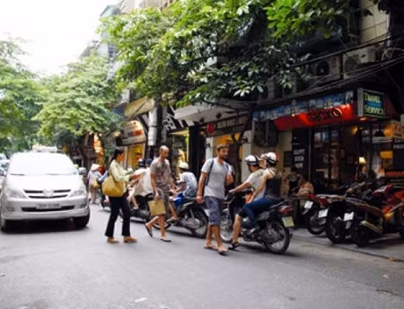 Xử lý 130 đối tượng đeo bám khách nước ngoài ở Hà Nội ảnh 1