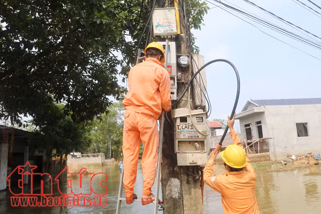Cơ bản cấp điện trở lại cho người dân vùng ngập tại Chương Mỹ ảnh 1