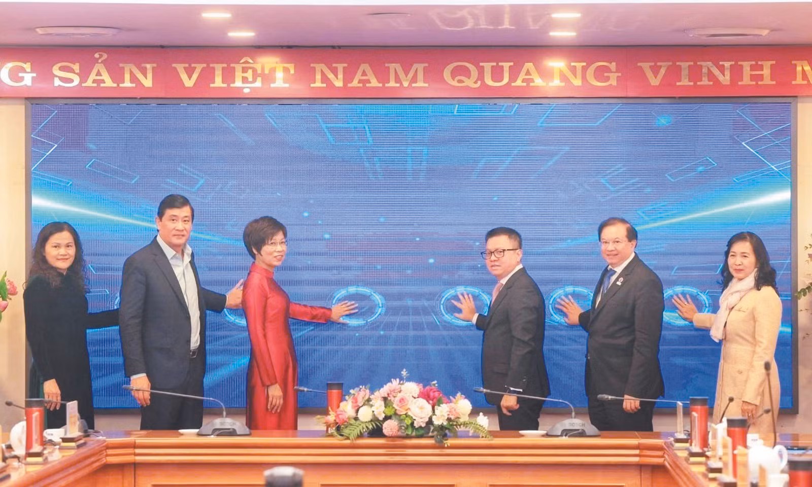 Tổng Giám đốc TTXVN Vũ Việt Trang cùng các đại biểu thực hiện nghi thức khai mạc trưng bày ảnh tại Lễ trao Giải ảnh báo chí Khoảnh khắc Vàng lần thứ 7.
