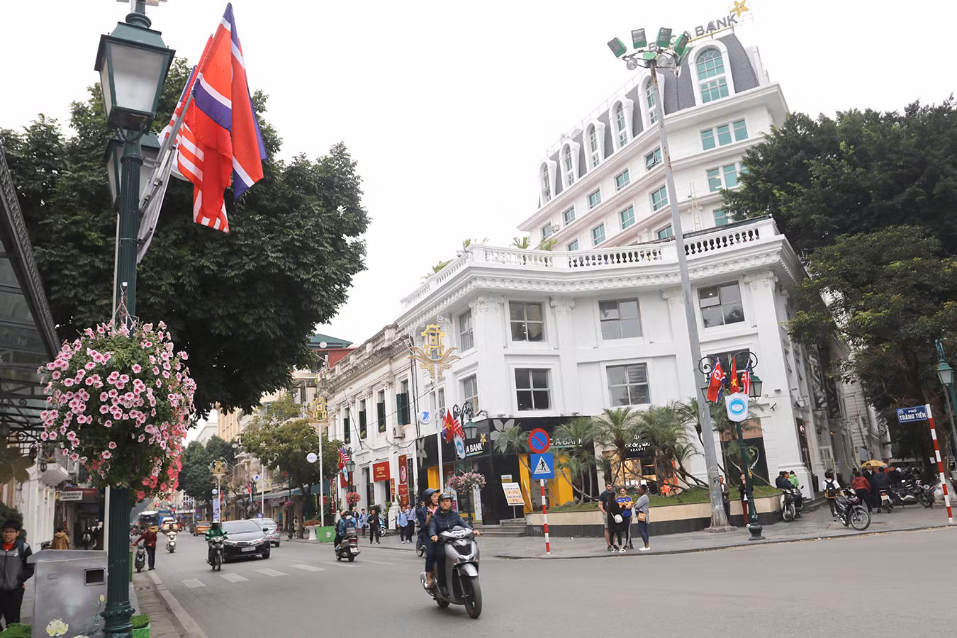 Cờ Mỹ, Việt Nam và Triều Tiên được treo dọc tuyến phố Tràng Tiền.