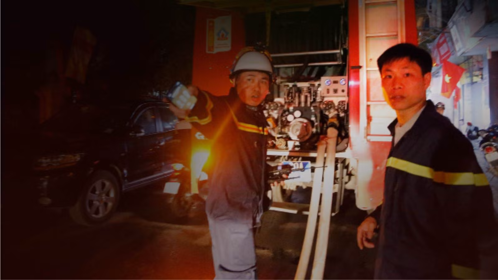 Cán bộ chiến sĩ lực lượng PCCC&amp;CHCN quận Thanh Xuân trong vụ cháy tại phố Khương Hạ (quận Thanh Xuân, Hà Nội) ngày 12/9/2023.