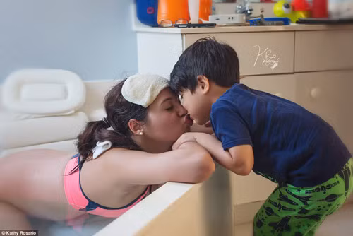 Bộ ảnh hạnh phúc của bà mẹ sinh con dưới nước ảnh 4