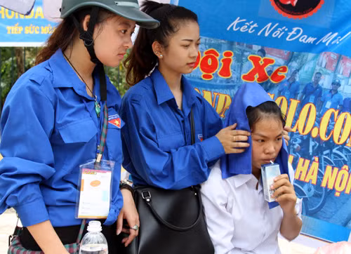 Vượt nắng nóng tiếp sức mùa thi ảnh 4