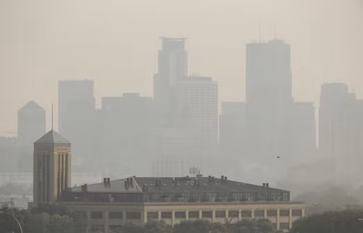 200 đám cháy rừng mù mịt miền Tây Canada ảnh 1