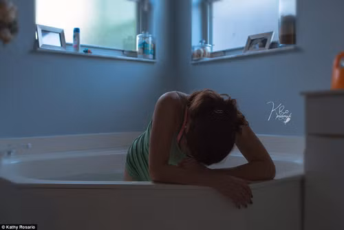 Bộ ảnh hạnh phúc của bà mẹ sinh con dưới nước ảnh 2