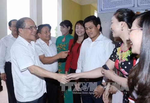 Chủ tịch Quốc hội tiếp xúc cử tri thị xã Kỳ Anh, Hà Tĩnh ảnh 2
