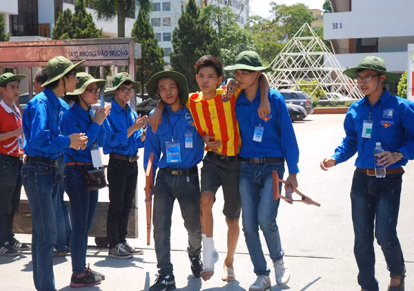 Phụ huynh chờ đợi sĩ tử trong nắng nóng thiêu đốt ảnh 11