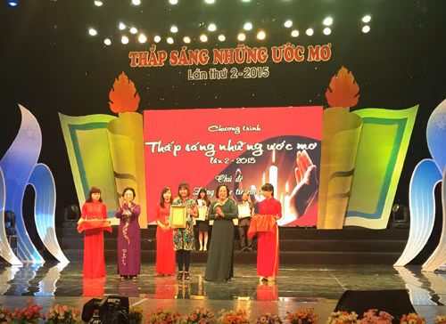 Quà cho trẻ em nghèo trong ngày gia đình Việt Nam ảnh 1