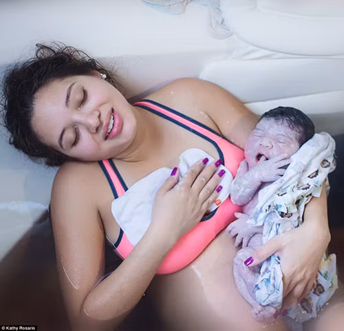 Bộ ảnh hạnh phúc của bà mẹ sinh con dưới nước ảnh 8