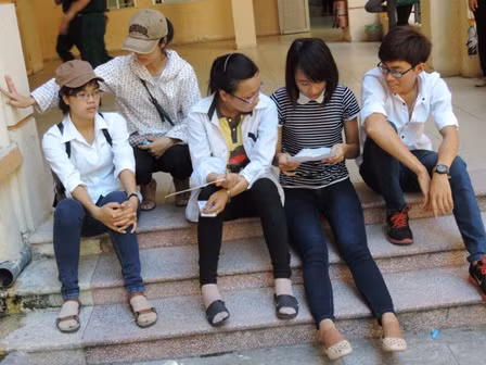 Thí sinh trong ngày đầu tiên làm thủ tục dự thi THPT ảnh 2