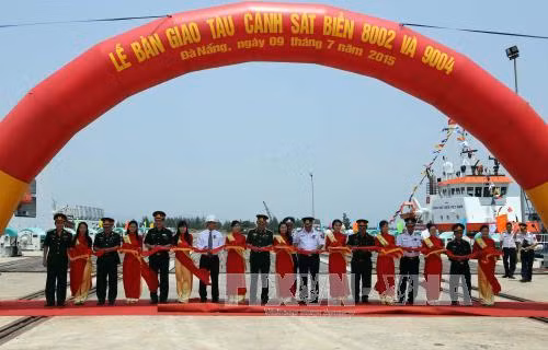 Bàn giao 2 tàu CSB 8002 và 9004 cho Cảnh sát biển ảnh 1