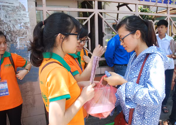 Phụ huynh chờ đợi sĩ tử trong nắng nóng thiêu đốt ảnh 20