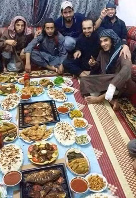 45 tay súng IS chết sau bữa ăn chay Ramadan ảnh 1